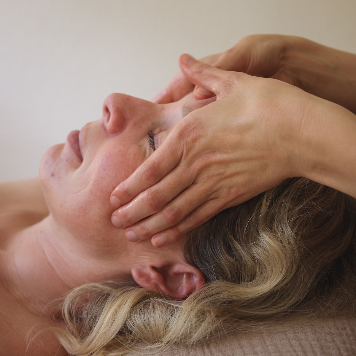 Wochenbettmassage Kopfmassage femhood studio Wellness-Kopfmassage im femhood Studio Erfurt: entspannende Gesichts- und Kopfbehandlung nach der Geburt
