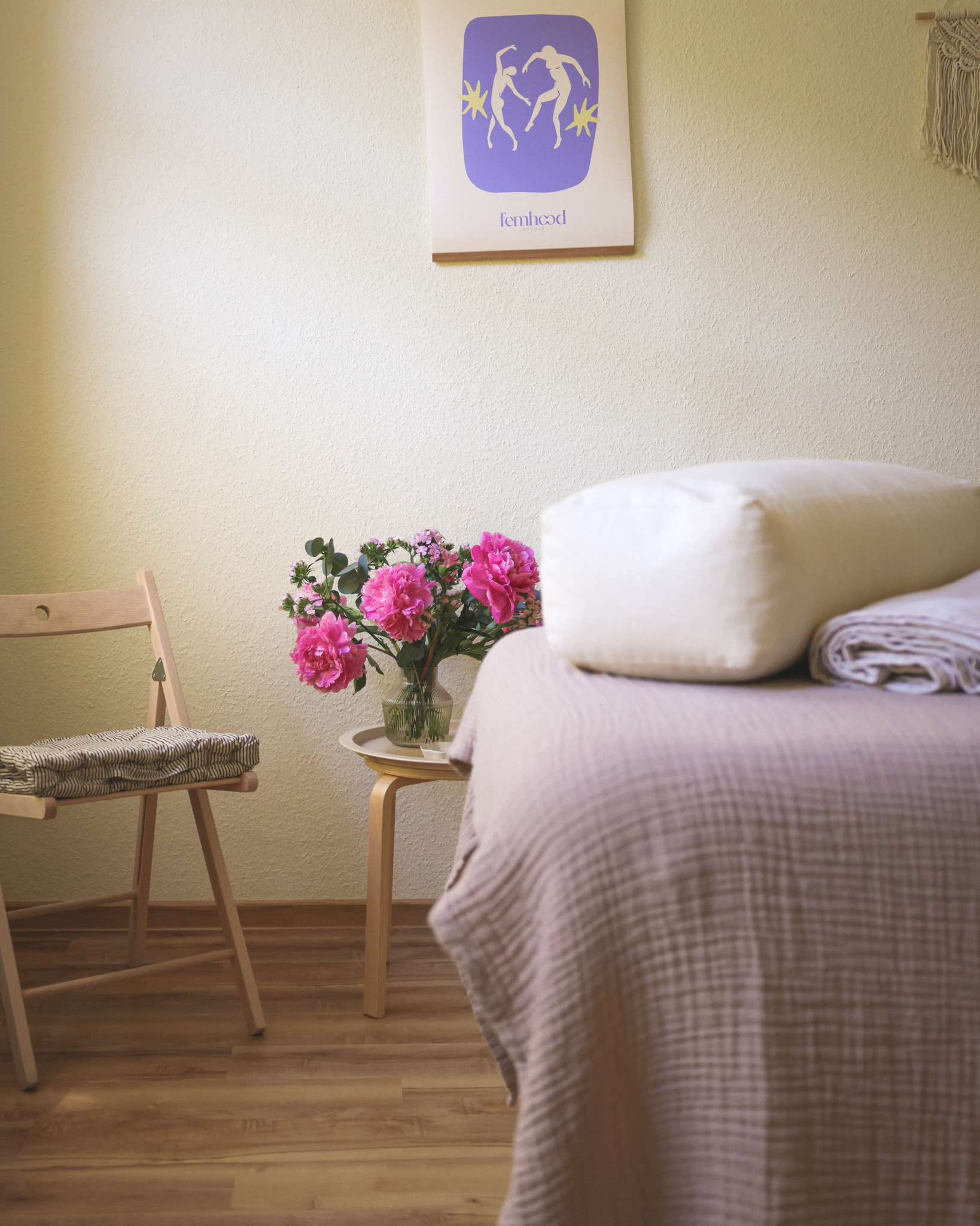 Ruhiger Behandlungsraum des femhood studio mit Massageliege und Tageslicht in Erfurt.
