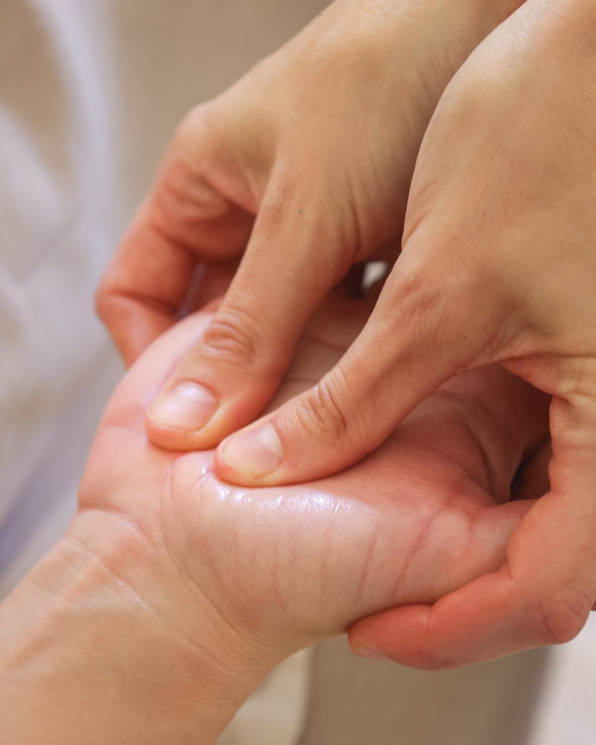 Nahaufnahme einer Handmassage im femhood studio